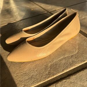 FRYE Regina Pointed Toe Leather Ballet Flats in Beige - Size 8